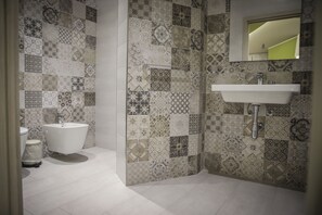 Triple Room (Smeraldo) | Bathroom | Shower, hair dryer, bathrobes, bidet - Urban Relax (Favara)