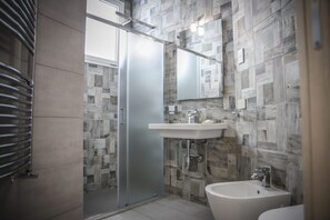 Triple Room (Zaffiro) | Bathroom | Shower, hair dryer, bathrobes, bidet - Urban Relax (Favara)