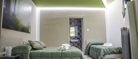 Quarto triplo (Smeraldo) | Individualmente decorados, individualmente mobiliados, escrivaninha