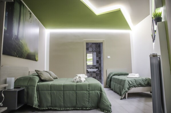 Triple Room (Smeraldo) | Individually decorated, individually furnished, desk, soundproofing - Urban Relax (Favara)