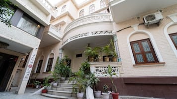 Vista frontal de la propiedad