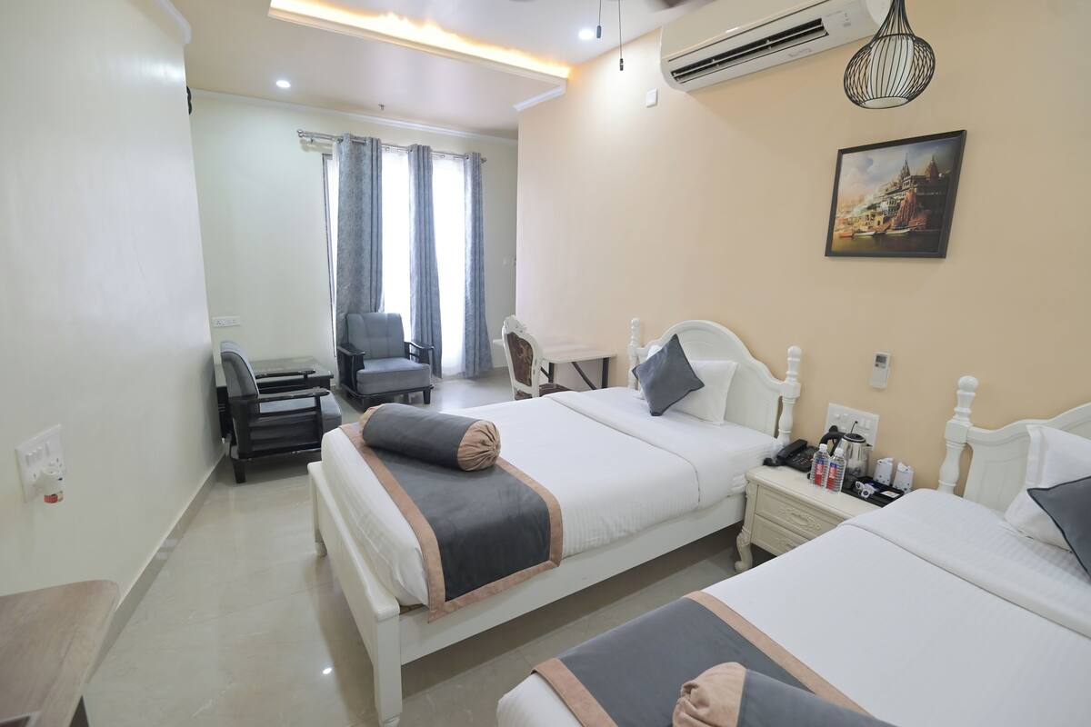 Premium Deluxe Twin Room | Down comforters, WiFi (free), bed sheets