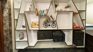 Una estantería geométrica con varios objetos, incluyendo libros, una bicicleta y elementos decorativos.