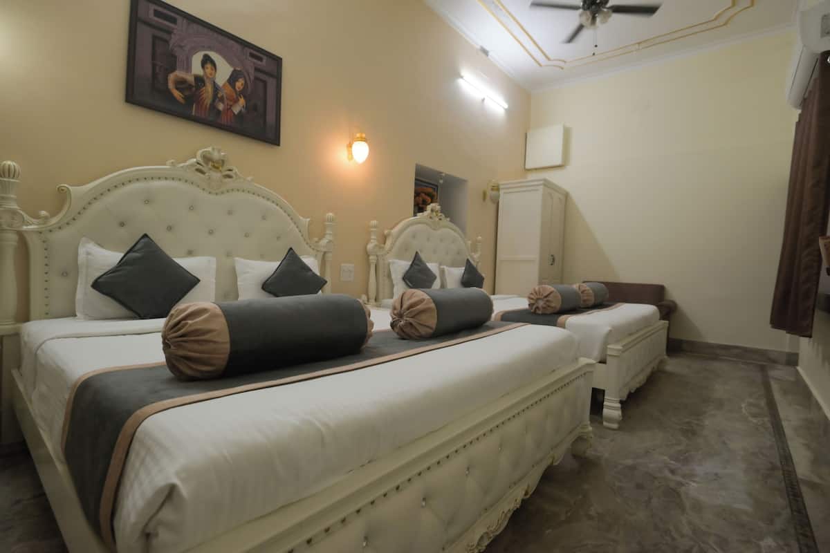 Family Room | Down comforters, WiFi (free), bed sheets