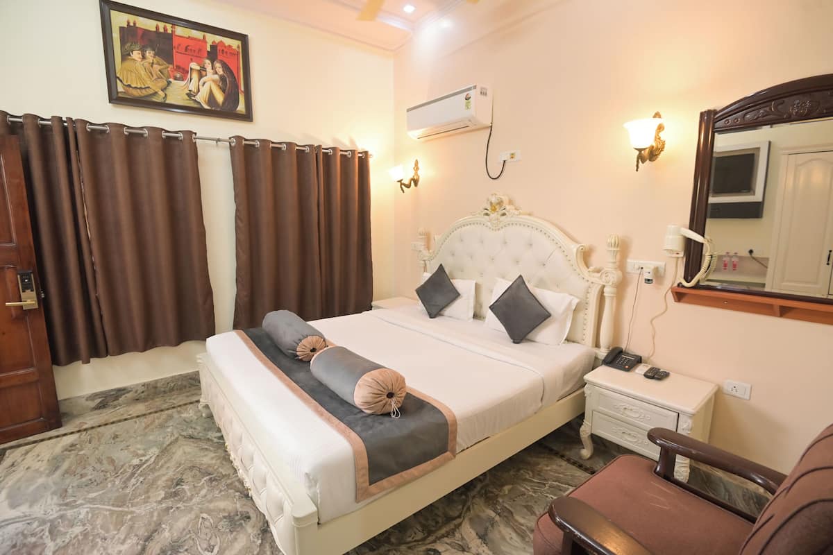 Deluxe Double Room | Down comforters, WiFi (free), bed sheets