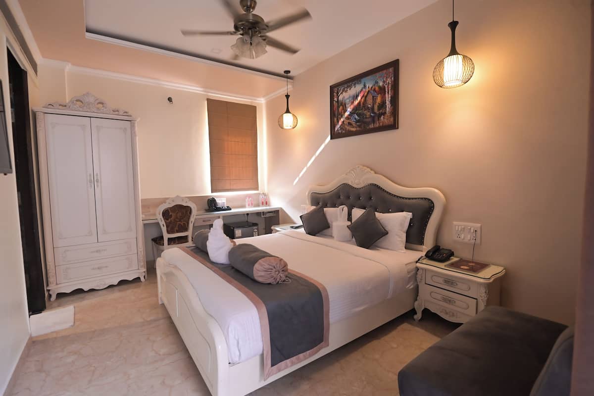 Premium Deluxe Room | Down comforters, WiFi (free), bed sheets
