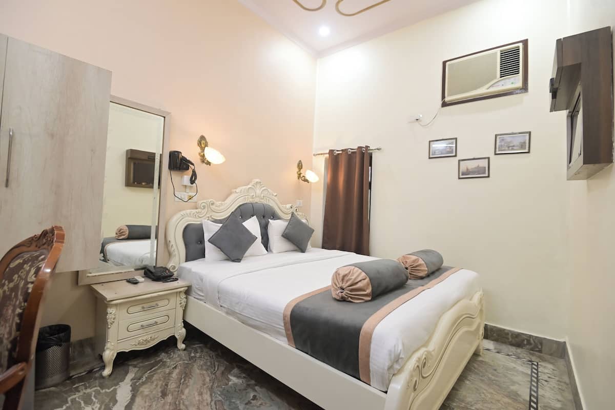 Economy Double Room | Down comforters, WiFi (free), bed sheets