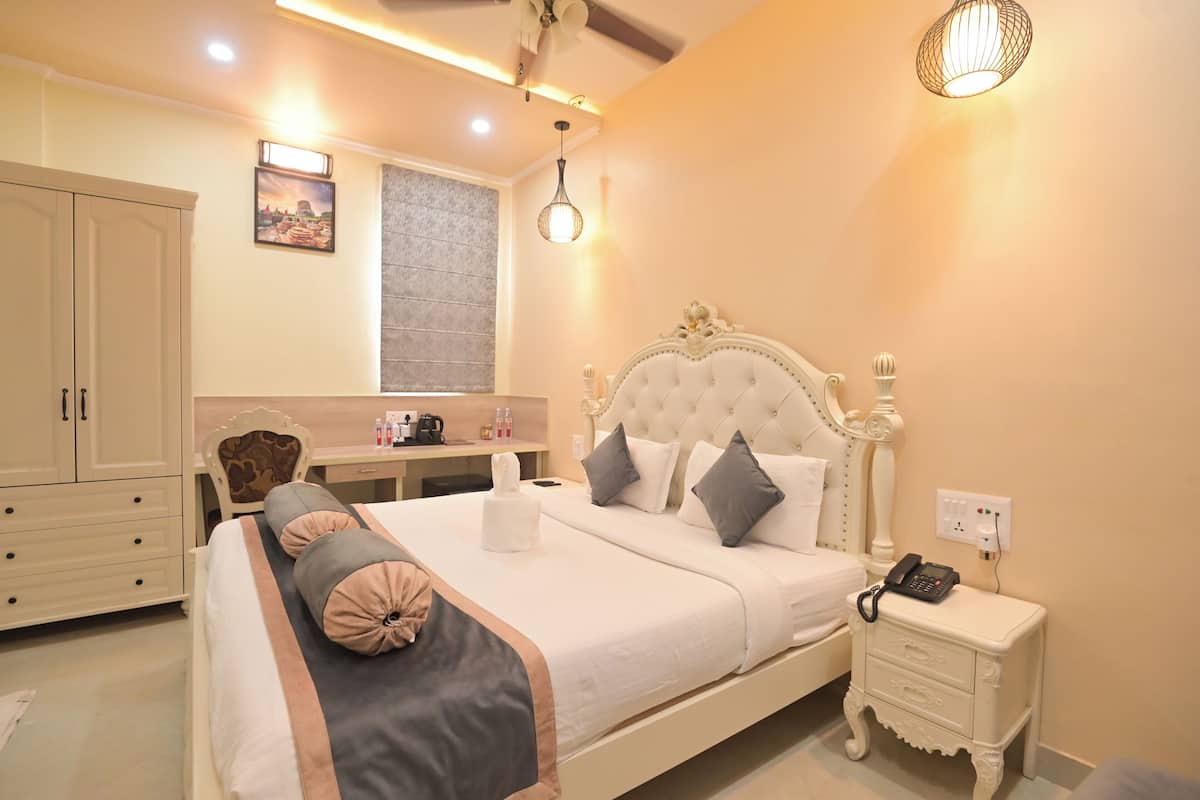 Premium Deluxe Room With Bath Tub | Down comforters, WiFi (free), bed sheets