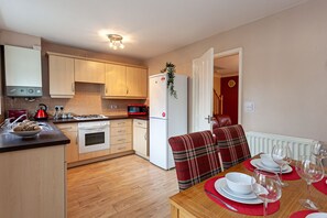 Traditional House, 3 Bedrooms | Private kitchen - Irlam's Home from Home (Manchester)