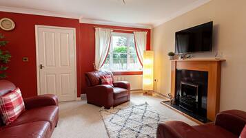 Traditional House, 3 Bedrooms | Living area | Flat-screen TV