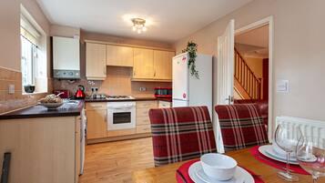 Traditional House, 3 Bedrooms | Private kitchen | Fridge, microwave, oven, stovetop