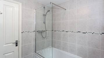 Traditional House, 3 Bedrooms | Pancuran Bilik Mandi