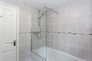 Traditional House, 3 Bedrooms | Pancuran Bilik Mandi