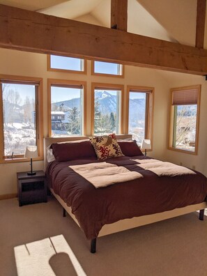 5 bedrooms, desk, iron/ironing board, travel crib