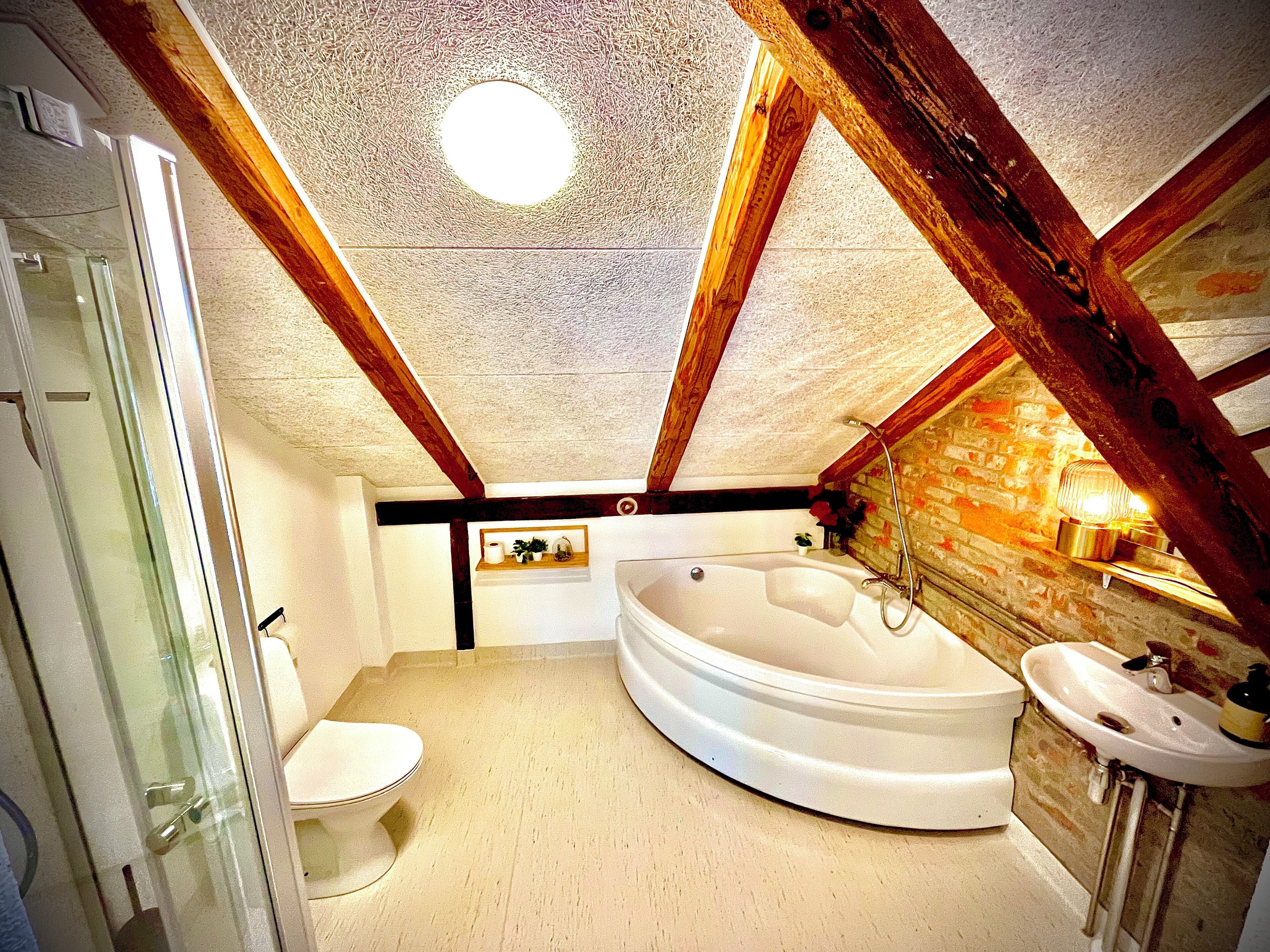 family room (høstværelset) | deep-soaking bathtub