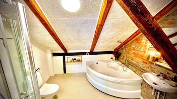 Family Room (Høstværelset) | Deep-soaking bathtub