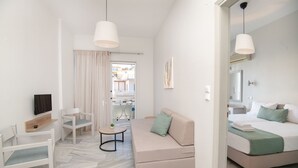 Une chambre d’hôtel moderne équipée d’un canapé, d’un lit, d’un bureau et d’une chaise.