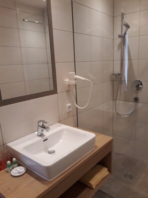 Ducha, secador de pelo y toallas