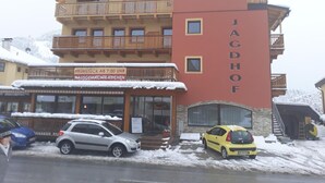 Ein mehrstöckiges Gebäude mit einem Schild, auf dem 