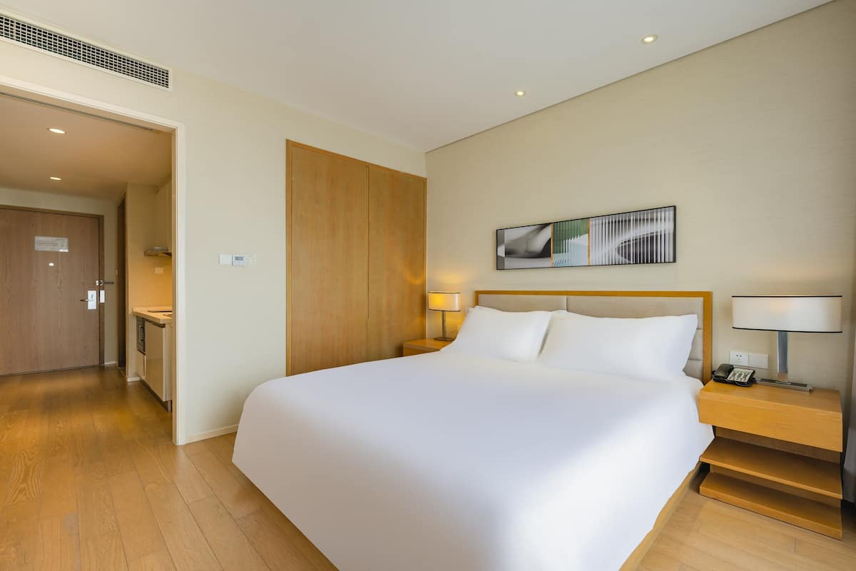 1 bedroom, minibar, desk, laptop workspace