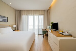 Minibar, bàn, khu vực làm việc phù hợp cho laptop, màn/rèm cản sáng 