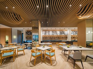 Bữa sáng buffet hàng ngày với phụ phí nhỏ 