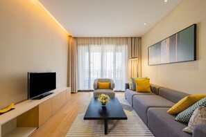 Suite, 1 soverom, balkong (Bath Shower Combination) | Minibar, skrivebord, skrivebord for bærbar PC og blendingsgardiner