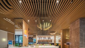 A modern interior with a central island counter, wooden slatted ceiling, and a marble wall. - Holiday Inn Hotel and Suites Suzhou Yangcheng Lake by IHG (Suzhou)