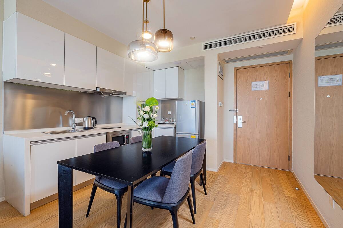 Suite, 1 soverom, balkong | Minibar, skrivebord, skrivebord for bærbar PC og blendingsgardiner