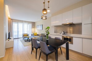 Minibar, escritorio, espacio para trabajar con un portátil