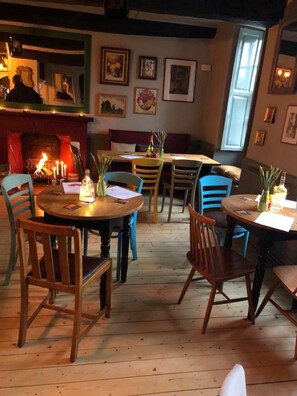 Lunsj og middag serveres, britiske retter