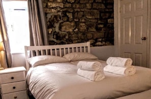 Standard-Doppelzimmer, Erdgeschoss | Verdunkelungsvorhänge, kostenloses WLAN, Bettwäsche