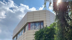 Un edificio con un cartel que dice "Xoosten" y "Zipper Store".