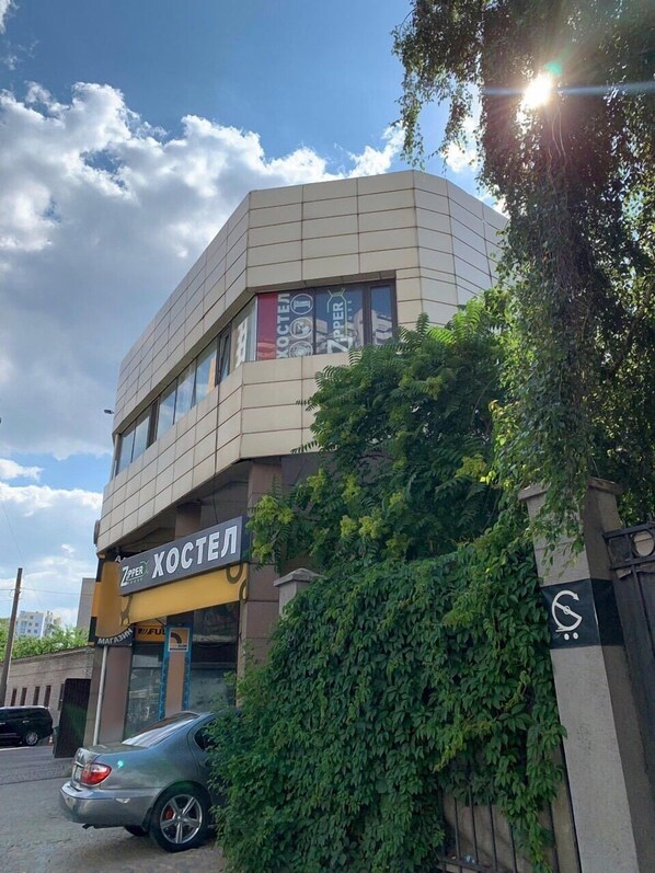Um edifício com uma placa que diz "Xoosten" e "Zipper Store".