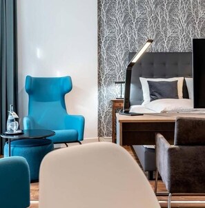 Individually decorated, individually furnished, desk, laptop workspace - H23 Boardinghotel (Stuttgart)