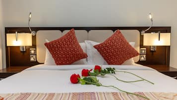 Double or Twin Room, 1 Large Twin Bed, Sea View | In-room safe, individually furnished, desk, laptop workspace
