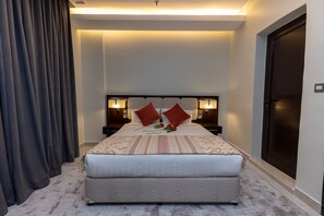 Double or Twin Room, 1 Large Twin Bed, Sea View | In-room safe, individually furnished, desk, laptop workspace