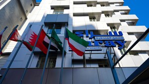 Un bâtiment sur lequel on peut lire l’inscription « SIA », et qui est orné des drapeaux du Bahreïn, des Émirats arabes unis et de l’Italie.