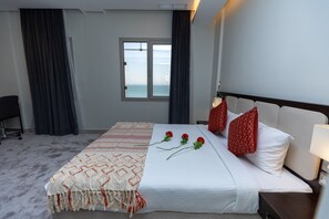 Kamer, 1 twee- of 2 eenpersoonsbedden, 1 twijfelaar, uitzicht op zee | Een kluis op de kamer, individueel gemeubileerd, een bureau