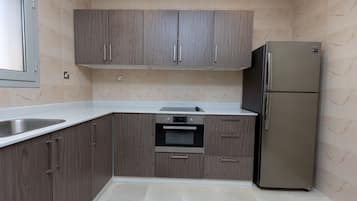 Refrigerador con freezer, microondas, horno, placa de cocina