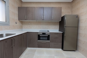 Full-sized fridge, microwave, oven, stovetop - Saray Hotel Apartments (Kuwait City)