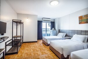 Escritorio, espacio para trabajar con laptop y cortinas blackout 