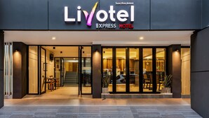 The exterior of Livotel Express Hotel with a modern design, featuring a glass entrance and a staircase leading to the lobby. - Livotel Express Hotel Ramkhamhaeng 50  Bangkok (Bangkok)