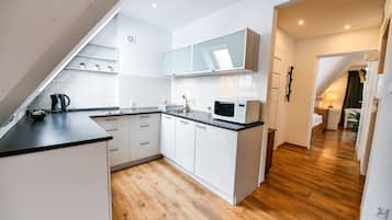 Comfort Apartment | Private kitchen | Full-size fridge, oven, stovetop, coffee/tea maker