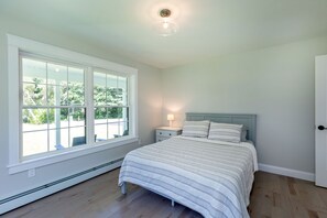 4 bedrooms, free WiFi, bed sheets - Sebago Lake Retreat, Large Sand Beach on Jordan Bay - Boat Mooring Available (Raymond)