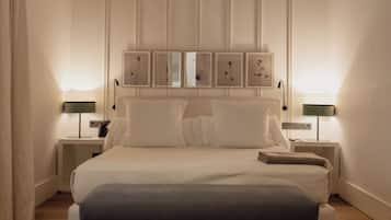 Une chambre moderne avec un grand lit, des tables de chevet avec des lampes et un plafond en bois.