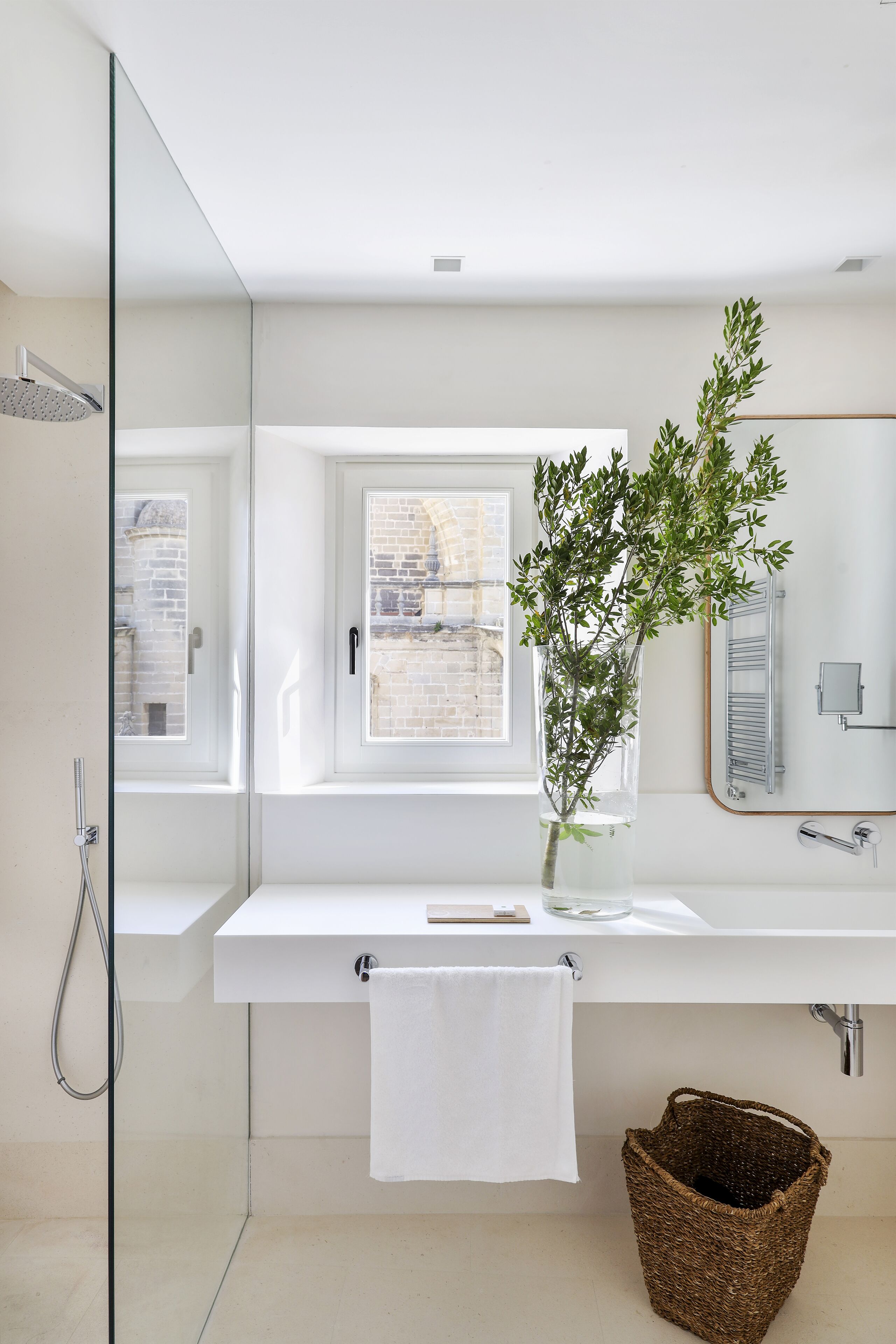 deluxe double room | 1 bedroom, in-room safe, desk, laptop workspace