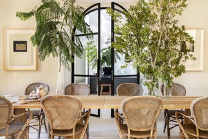 32-英寸纯平电视 （配备卫星频道）、电视