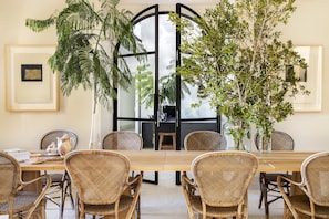 32-inch flat-screen TV with satellite channels, TV - Hotel Bodega Tío Pepe (Jerez de la Frontera)