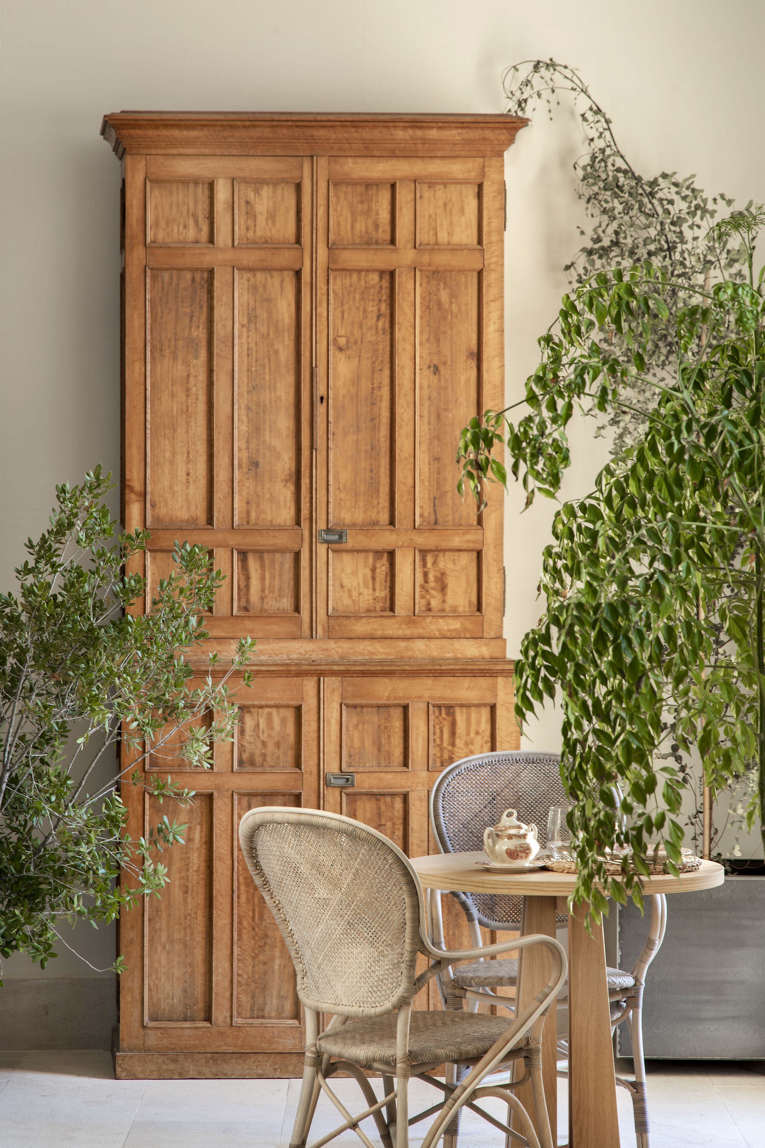 32-inch flat-screen tv with satellite channels, tv